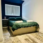 Bond Street Apartment, Sleeps 7